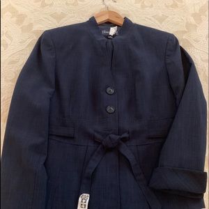 Two-piece suit. Land.